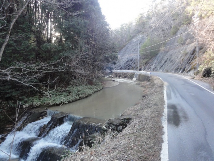 川沿いの道(槇山)