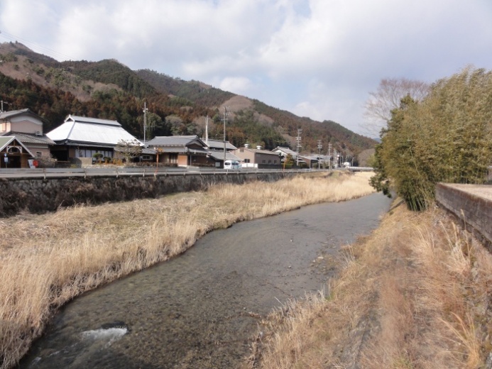 川沿いのまちなみ