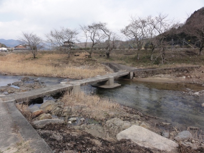 川沿いのまちなみ