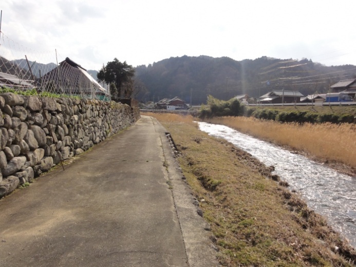 川沿いのまちなみ