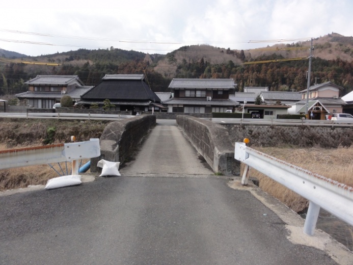 川沿いのまちなみ