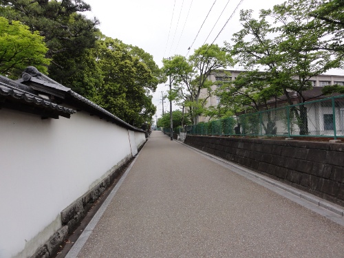 白壁の道