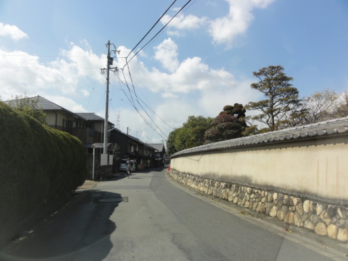土塀沿いの道