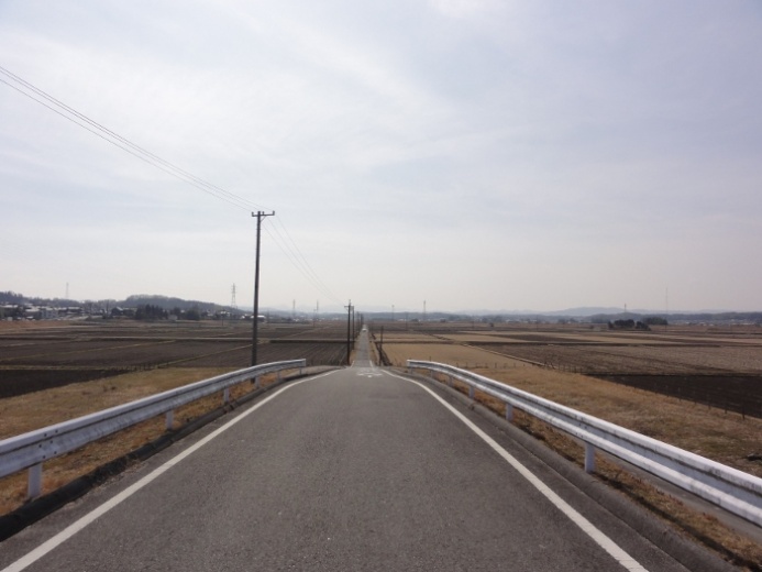 真っすぐな道（国道25号線沿い）