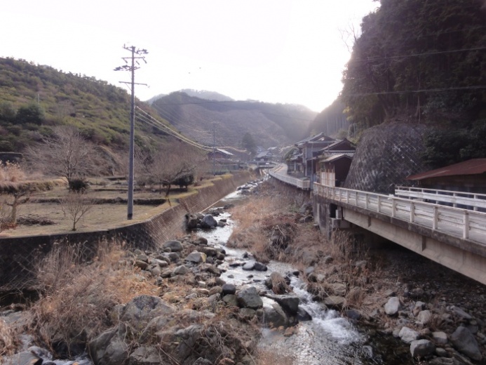 川沿いの家並み(百々)