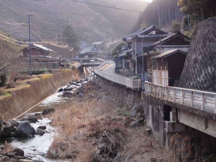 川沿いの家並み(百々)