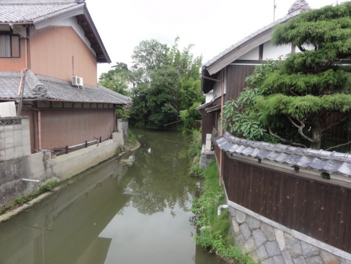 川沿いの家並み(東出)