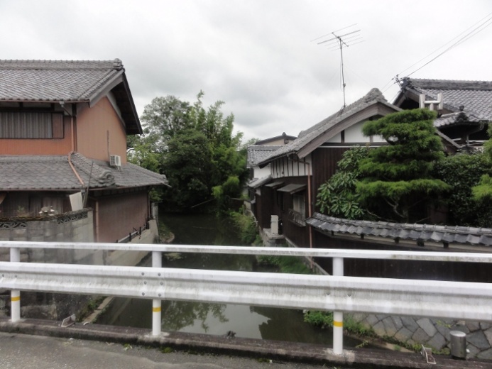 川沿いの家並み(東出)