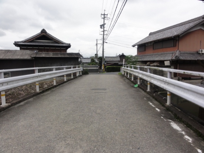 川沿いの家並み(東出)
