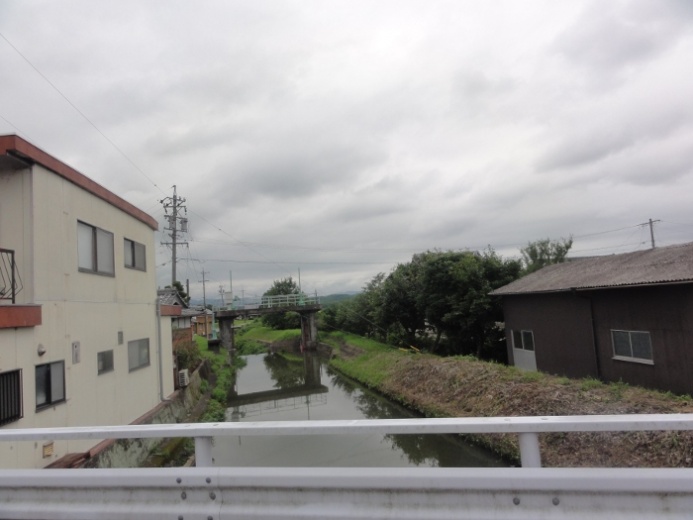 川沿いの家並み(東出)