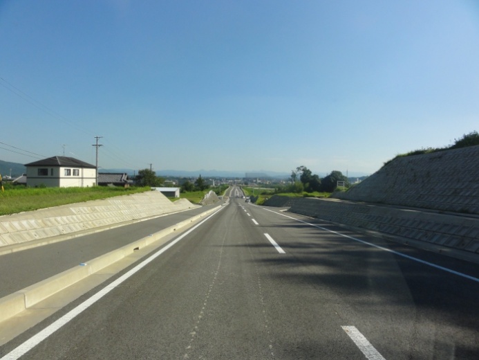 市街へ続くまっすぐな道(三田坂バイパス)