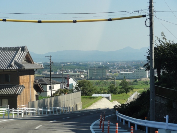 市街へ続くまっすぐな道(三田坂バイパス)