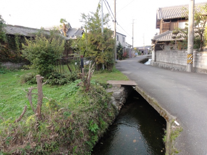 水路沿いの道