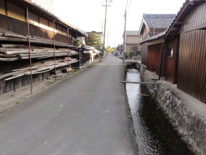 水路沿いの道