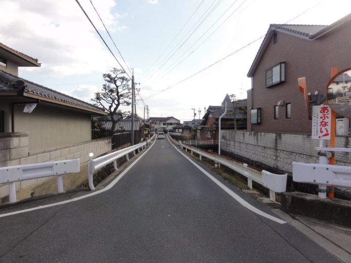 川沿いの家並み(三田)