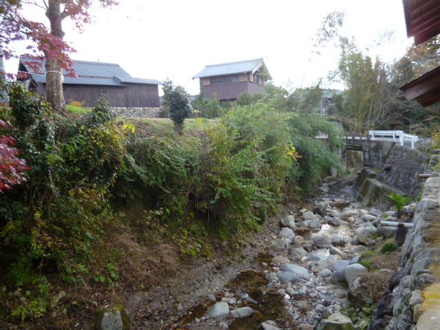 川沿いの家並み(子延)