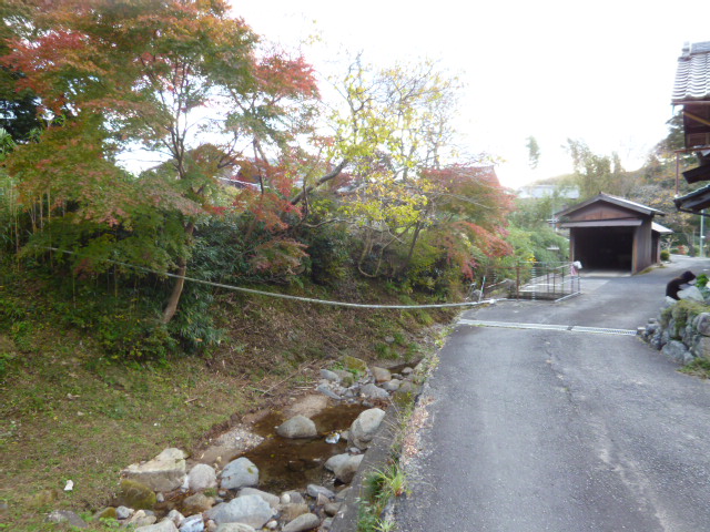川沿いの家並み(子延)