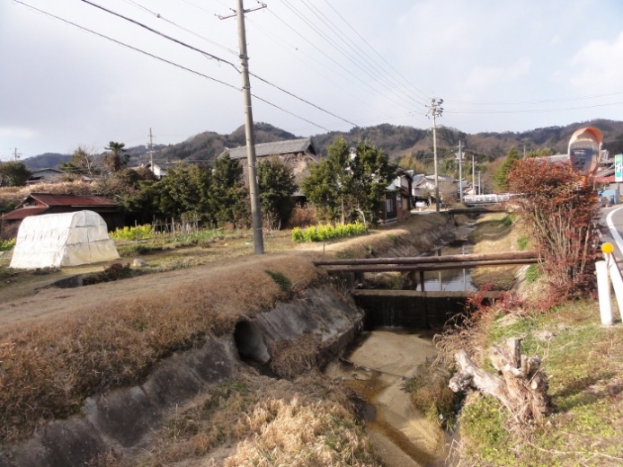 川沿いの家並み(三田)