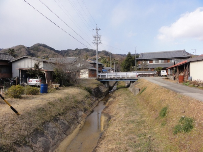 川沿いの家並み(三田)