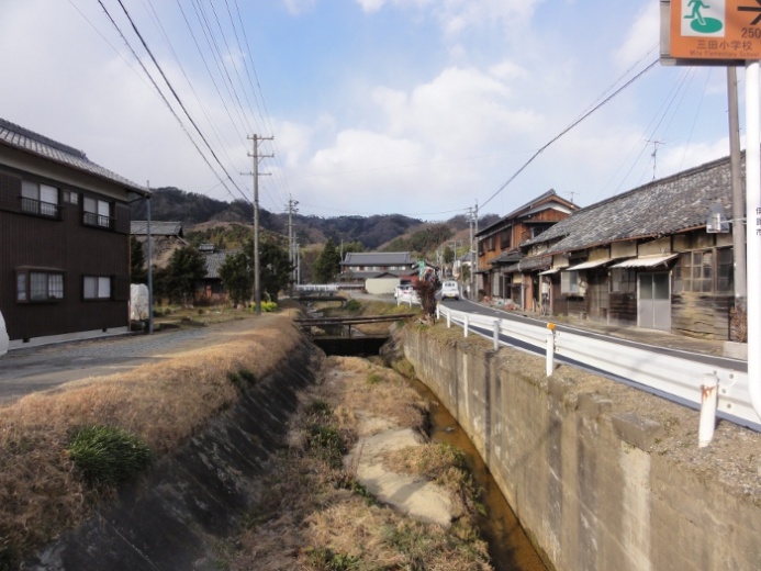 川沿いの家並み(三田)