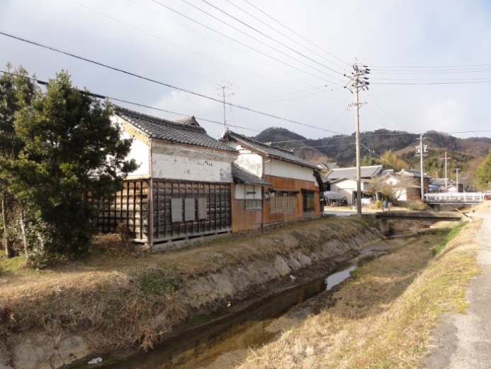 川沿いの家並み(三田)