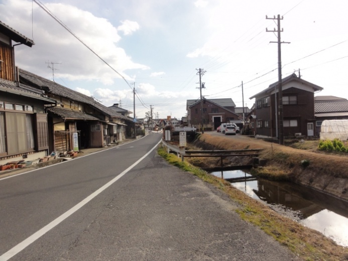 川沿いの家並み(三田)