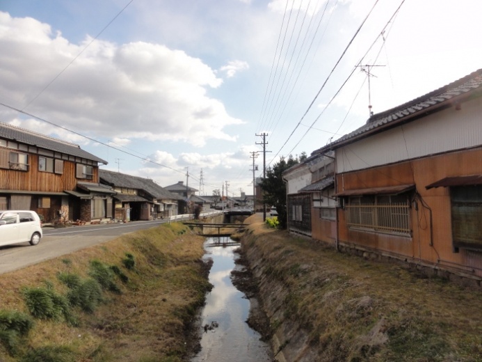 川沿いの家並み(三田)