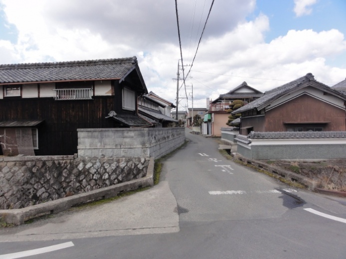 川沿いの家並み(西出)
