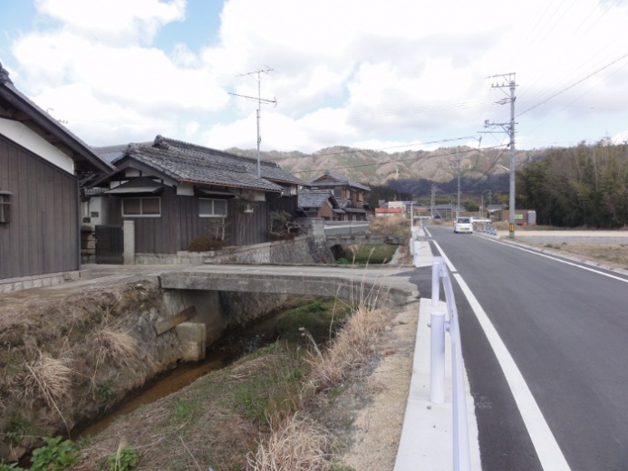 川沿いの家並み(西出)