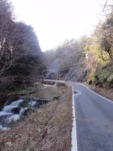 川沿いの道(槇山)