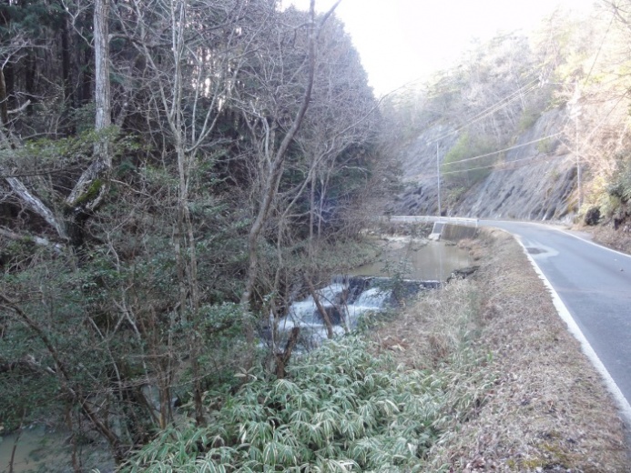 川沿いの道(槇山)